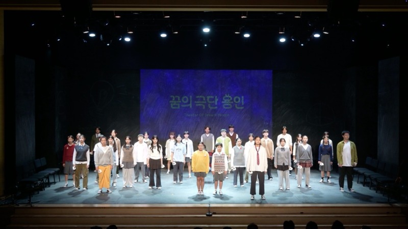 [사진1] 용인문화재단, 꿈의 극단 ‘용인’, 제 1회 정기공연 내 방에서 무대로 공연사진.jpeg