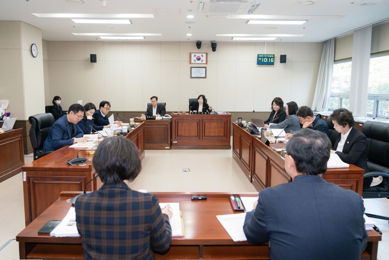 사진1. 용인특례시의회 경제환경위원회(위원장 신현녀)는 17일 경제환경위원회 소관 경제산업국과 농림축산국 소속 부서를 대상으로 행정사무감사를 했다..jpg