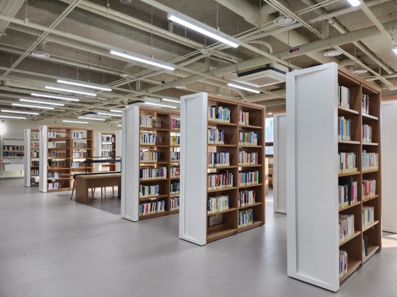 1-1. 구성도서관 서가.jpg
