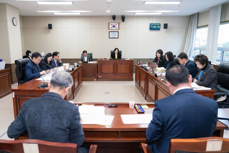 사진1. 용인특례시의회 경제환경위원회는 18일 처인·기흥·수지 3개 구청과 미래도시기획국 소관 부서를 대상으로 2025년도 2일차 행정사무감사를 진행했다..jpg