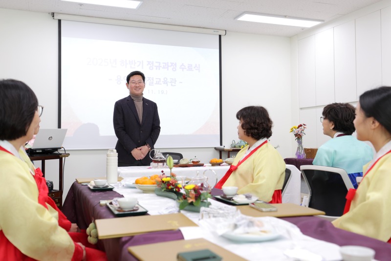 9-1. 이상일 용인특례시장은 19일 예절교육관 정규과정 프로그램 수료식에 참석해 축하 인사를 전했다.JPG