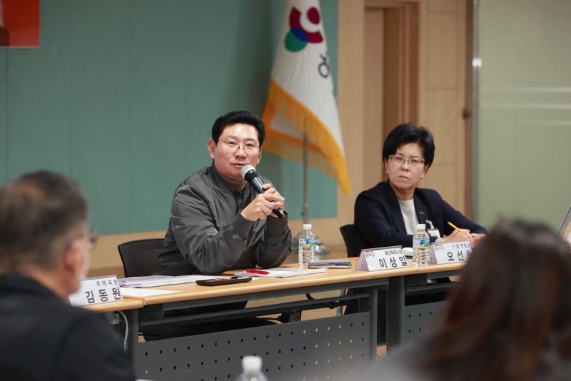 4-2. 이상일 용인특례시장이 19일 기흥구청 다목적홀에서 ‘입주대표의회의 소통콘서트’를 열고 시민과 현안에 대해 이야기를 나누고 있다..jpg