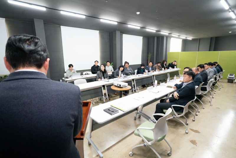 사진2. 용인시의회 경제환경위원회는 19일 2025년도 행정사무감사 현지확인의 일환으로 주요 시설 및 사업 현장을 방문해 추진 상황을 점검했다.(용인시농업기술센터(아열대온실  스마트테스트베드).jpg