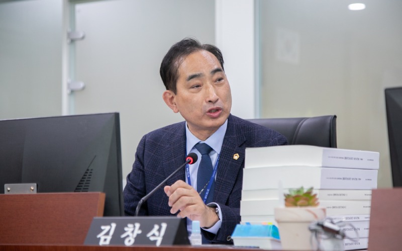 251120 김창식 의원, 전체 시설기준으로 필요한 사업량 산정하고 예산 충분히 확보 강력 주문 (1).jpg