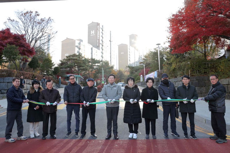 19일 교동마을 현대홈타운 정문에서 이상일 시장과 시 관계자, 입주민들이 진출입로 준공 기념 테이프커팅을 하고 있다.JPG