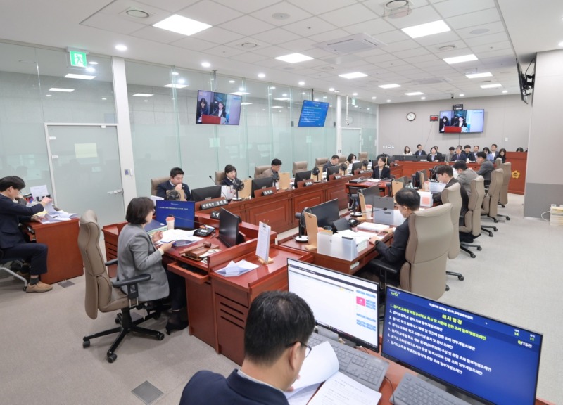 251121 교육행정위원회, 경기도교육청 2025년 제2회 추경예산안 및 2026년도 본예산안 심사 개시 (1).jpg