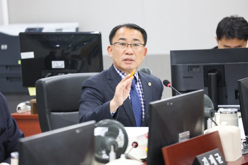 251121 김선영 의원, 경제실 소관 2026년도 예산안 심사서 ‘예산 신뢰’ 강조(1).jpg