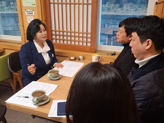 251124 정윤경 부의장, 경기도 복지예산 축소 논란에 군포시사회복지사협의회와 장애인주간이용시설 지원 논의1.jpg