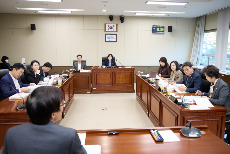 사진1. 용인특례시의회 경제환경위원회(위원장 신현녀)는 21일 위원회 소관 시 상‧하수도사업소와 반도체경쟁력강화국에 대한 5일차 행정사무감사를 진행했다..jpg