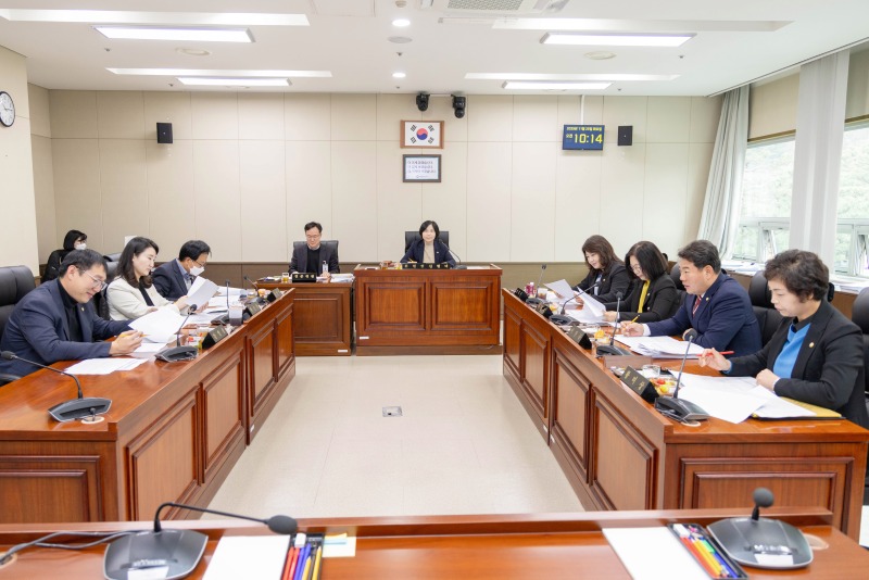 사진1. 용인특례시의회 경제환경위원회는 25일 2025년도 제297회 제2차 정례회 기간 중 실시한 행정사무감사에 대한 강평을 했다..jpg