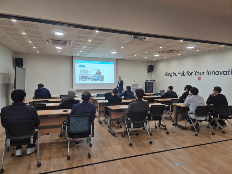 (사진) 소공인 스타트업허브 1층 컨퍼런스룸에서 소공인들이 디지털 DX 전략교육을 듣고 있다..jpg