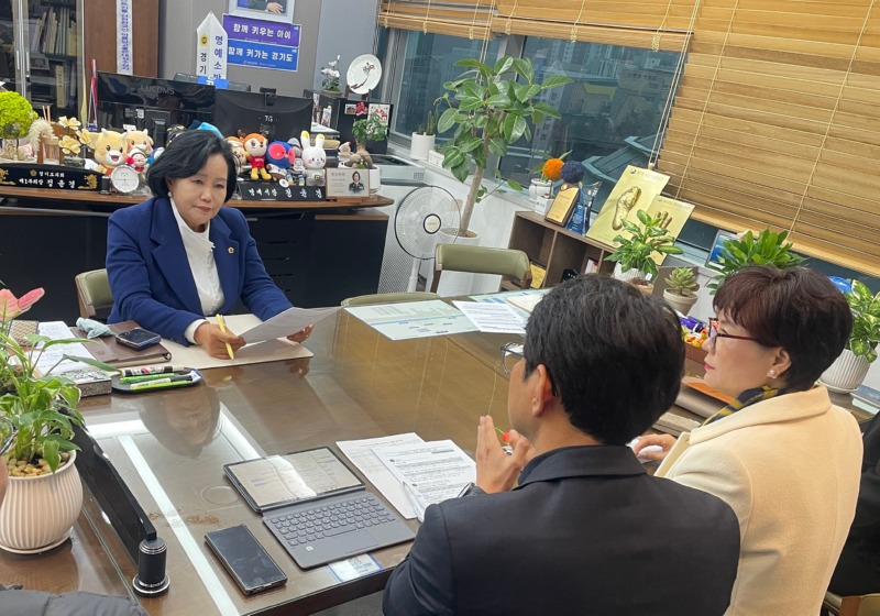 251126 정윤경 부의장, 군포 관내 중학교 학급수 감소 교사 감소로 이어져 학습권 침해 우려, 교육청과 긴급 간담회 열어 (1).jpg