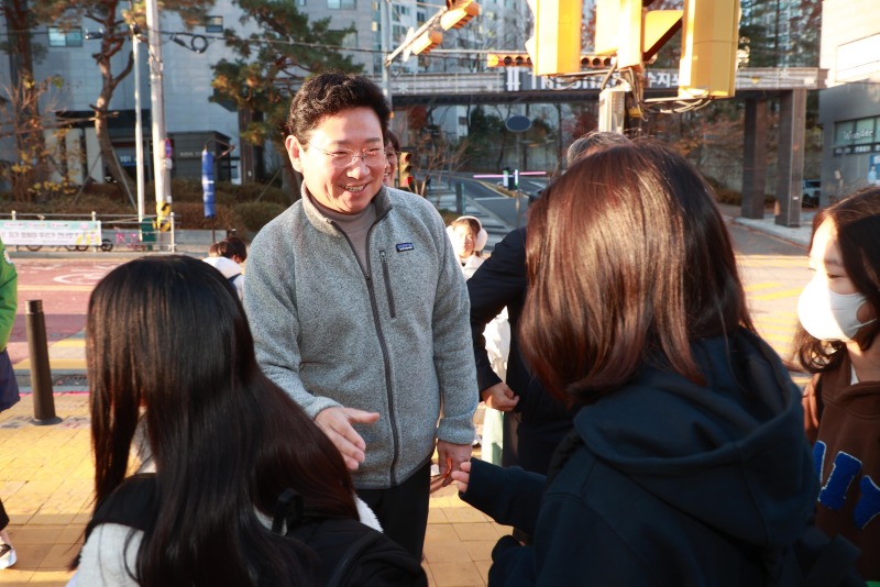 5-1. 이상일 용인특례시장은 28일 상현초 교통지도 봉사에 참여해 통학로 안전을 점검했다.jpg