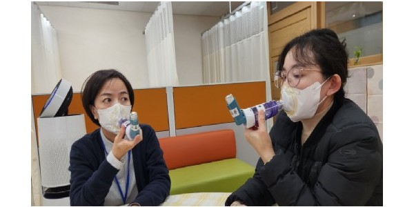 4-1. 용인특례시가 지역내 미취학안동 관련 기관과 학교에 천식 응급 키트를 보급한다..jpg