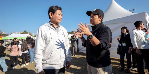 9-3. 1일 오후 열린 세리박위드용인 패밀리 파티에서 이상일 시장이 박세리 대표와 이야기를 나누고 있다..jpg