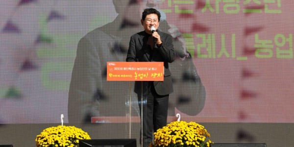 8-1. 이상일 용인특례시장이 2일 농업인의 날 기념식에 참석해 축하하고 있다 .jpg