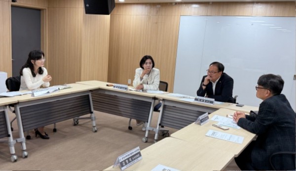 251104 황세주 의원, 경기도 사회보장위원회 사무국 운영 관련 간담회 참석...“행정과 현장이 함께 소통해야”.jpg