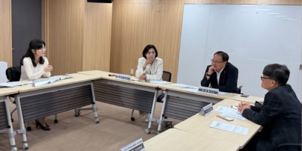 251104 황세주 의원, 경기도 사회보장위원회 사무국 운영 관련 간담회 참석...“행정과 현장이 함께 소통해야”.jpg