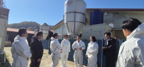 251104 박명숙 의원, 농정위와 함께 양평 축산악취 저감 농가 현장 방문 (1).jpg