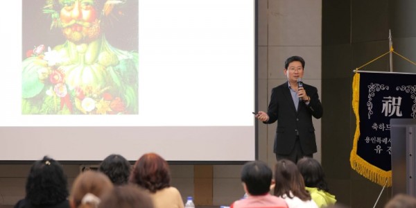 6-1. 이상일 용인특례시장은 4일 경기도여성단체협의회 용인시지회 회원을 대상으로 특강을 진행했다.jpg