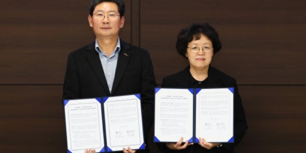 7-3. 이상일 용인특례시장(왼쪽)과 김은경 용인세브란스 병원장(오른쪽)이 자율주행자동차 시범사업 추진을 위한 업무협약서에 서명했다..jpg