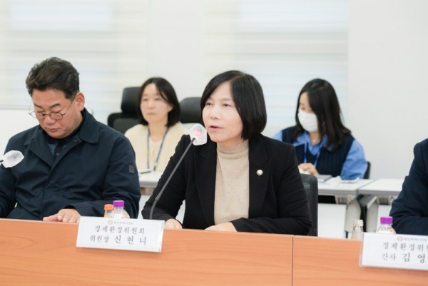 사진1. 용인특례시의회 경제환경위원회는 4일 시청 제1별관 회의실에서 소관 부서와 정책협의회를 개최했다..JPG