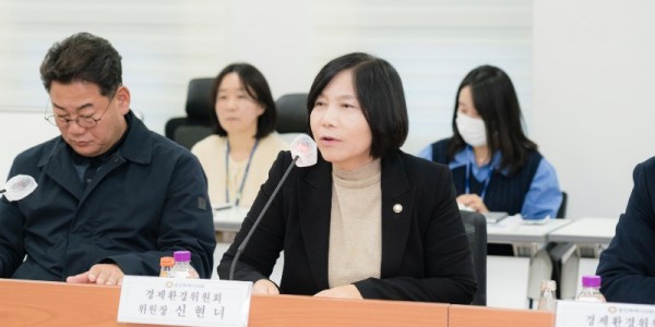 사진1. 용인특례시의회 경제환경위원회는 4일 시청 제1별관 회의실에서 소관 부서와 정책협의회를 개최했다..JPG