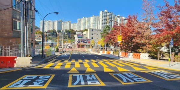 1. 용인특례시 마북동 교동마을 현대홈타운 정문 앞 우회전 전용차로 확장.jpg