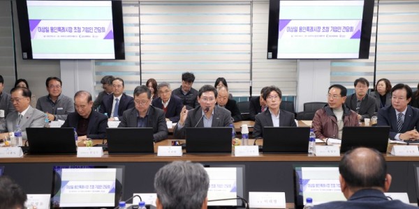 7-1. 이상일 용인특례시장이 5일 용인상공회의소 회원사 관계자들과 간담회를 했다..JPG