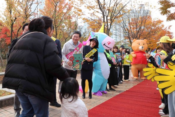 10-2. 이상일 용인특례시장은 6일 용인백현초에서 열린 어린이 교통안전 캠페인에 참여했다.JPG