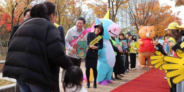 10-2. 이상일 용인특례시장은 6일 용인백현초에서 열린 어린이 교통안전 캠페인에 참여했다.JPG