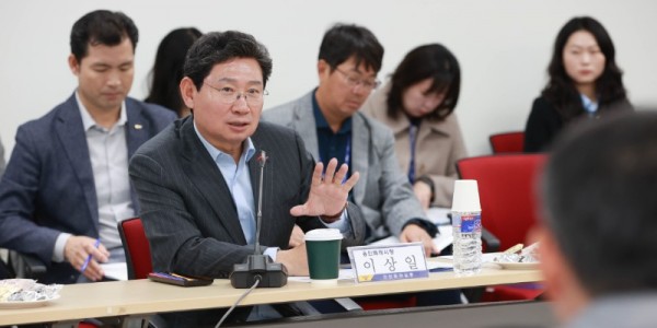 13-2. 이상일 용인특례시장이 6일 용인동부경찰서에서 열린 안전문화살롱에 참석해 현안과 관련해 발언하고 있다..jpg