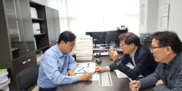 251106 이용욱 의원, 사회적경제 2026년 본예산 편성보고 받아... 사회적경제 활성화 담당한다(1).jpg