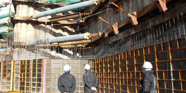 6-1. 안전관리자문단이 6일 공사 현장을 돌아보며 안전관리 실태를 점검하고 있다..JPG