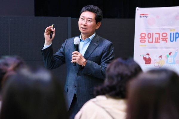 10-3. 이상일 용인특례시장이 6일 용인미디어센터에서 처인구와 기흥구 지역 중학교 학부모들과 간담회를 갖고 교육환경 현안에 대해 의견을 교환했다..jpg