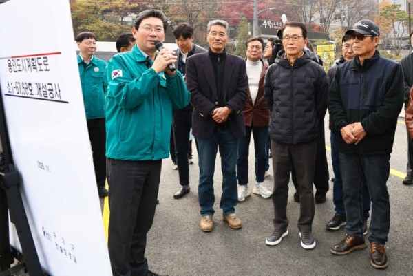 6-1. 이상일 용인특례시장은 13일 고기동 노인회관과 관음사를 잇는 도시계획도로 소1-64·68호선 개통을 앞두고 현장을 점검했다.jpg