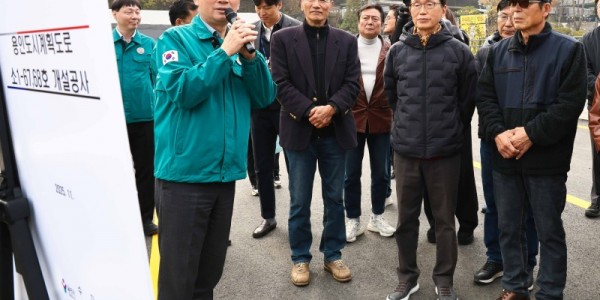 6-1. 이상일 용인특례시장은 13일 고기동 노인회관과 관음사를 잇는 도시계획도로 소1-64·68호선 개통을 앞두고 현장을 점검했다.jpg