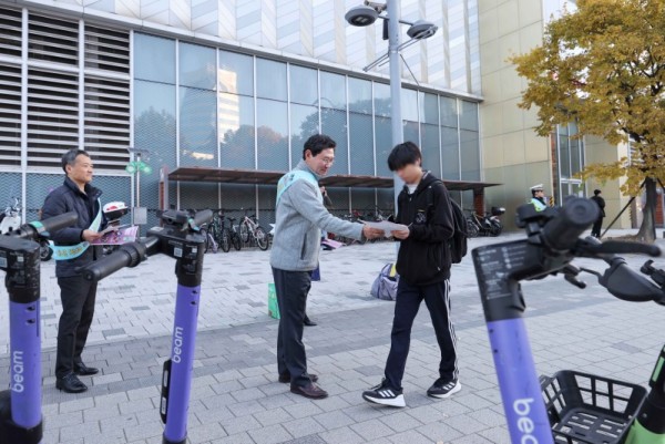 7-2. 이상일 용인특례시장이 14일 성복역 일대에서 ‘공유 모빌리티 안전문화 확산 캠페인’을 펼치며 시민의 참여를 독려하고 있다..JPG