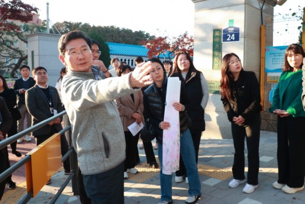 3-1. 이상일 용인특례시장이 14일 포곡초등학교에서 학부모들과 만나 학생들의 안전을 위한 방안을 논의했다..jpg