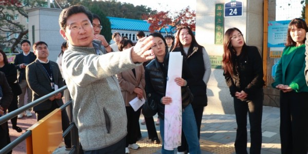 3-1. 이상일 용인특례시장이 14일 포곡초등학교에서 학부모들과 만나 학생들의 안전을 위한 방안을 논의했다..jpg