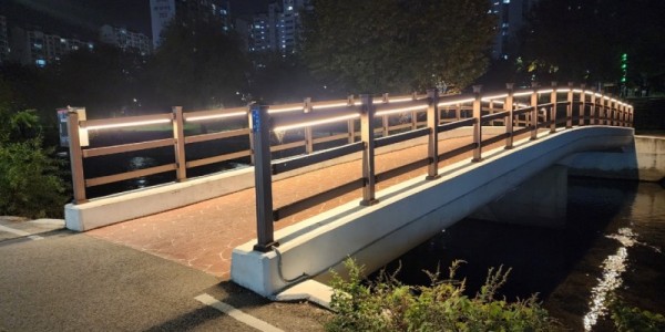 5. 용인특례시 수지구 죽전1동은 목교 제4·6인도교에 LED 경관조명을 설치했다..jpg