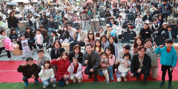 8-1. 이상일 용인특례시장이 15일 용인포은아트홀 문화광장에서 열린 ‘2025 어텀라운지 페스티벌’에 참석해 시민과 소통의 시간을 갖고 있다..jpg