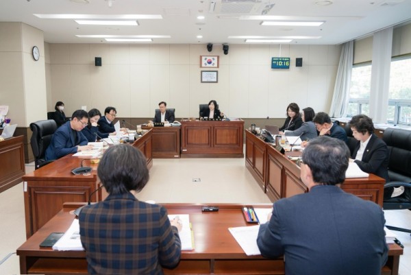 사진1. 용인특례시의회 경제환경위원회(위원장 신현녀)는 17일 경제환경위원회 소관 경제산업국과 농림축산국 소속 부서를 대상으로 행정사무감사를 했다..jpg