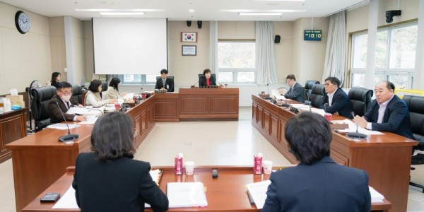 사진1. 용인특례시의회 문화복지위원회(위원장 김상수)는 17일 문화복지위원회 소관 교육청소년과, 평생교육과, 청년정책과, 여성가족과에 대한 행정사무감사를 했다..jpg