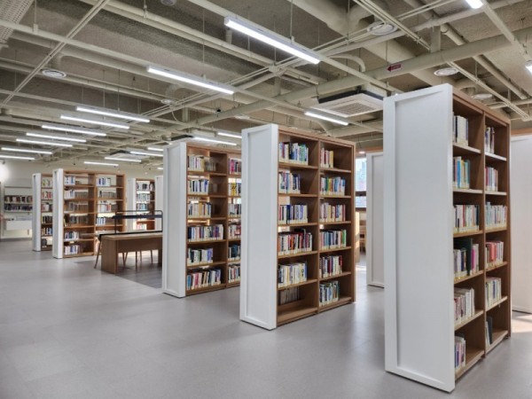 1-1. 구성도서관 서가.jpg