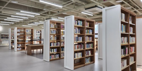 1-1. 구성도서관 서가.jpg