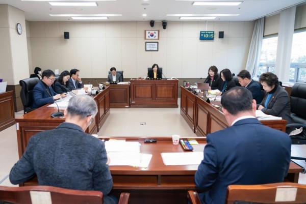 사진1. 용인특례시의회 경제환경위원회는 18일 처인·기흥·수지 3개 구청과 미래도시기획국 소관 부서를 대상으로 2025년도 2일차 행정사무감사를 진행했다..jpg