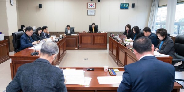 사진1. 용인특례시의회 경제환경위원회는 18일 처인·기흥·수지 3개 구청과 미래도시기획국 소관 부서를 대상으로 2025년도 2일차 행정사무감사를 진행했다..jpg