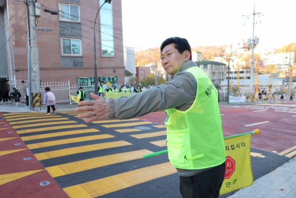 7-1. 19일 교동초 앞에서 이상일 시장이 교통지도 봉사를 하고 있다.JPG