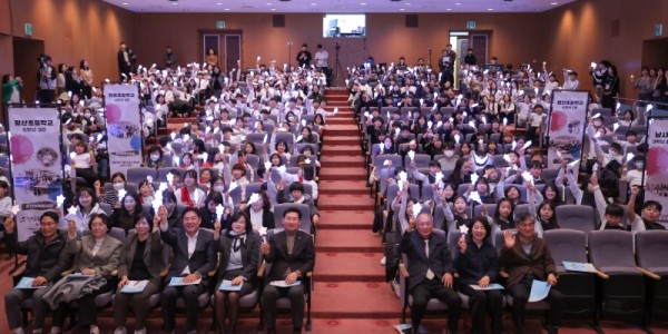 8-1. 19일 용인특례시청 에이스홀에서 노래로 기억하고 춤으로 표현하는 광복 80주년을 주제로 청소년 창작동요·무용 발표회가 열렸다..JPG